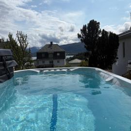 Private home with pool and garden, hotell i Ålesund