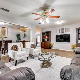 BBQ Ready: Hawthorne Home w/ Screened-In Patio, hotel in Hawthorne