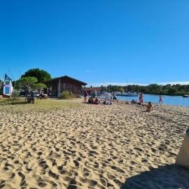 Résidence fermée Grande terrasse ombragée Piscine Plage Port Parc Gare, hotel in Gujan-Mestras