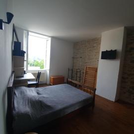 Chambre spacieuse vue sur le Lot - proche Cahors, hotelli kohteessa Bellefont-La Rauze