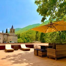 Locazione Turistica al Castello di Scopoli, situata tra Pale e Rasiglia sulla via Francigena a due passi da Sellano Foligno Assisi e Spoleto, hotell sihtkohas Scopoli