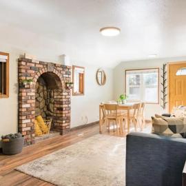 Charming Kings Beach Cabin, Hot Tub, Walk to Lake, hótel í Kings Beach