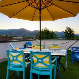 Million Dollar Rooftop MTN Views -2 King Beds-DT Golden، فندق في غولدن