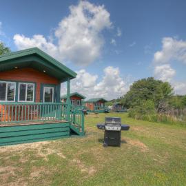 Lake Conroe Queen Studio Cabin 5, hotel em Willis