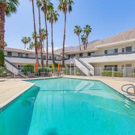 2 Mi to Downtown: Gated Condo in Palm Springs, hotel in Palm Springs