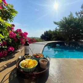 Kalliberry Cycladic Stone House Elissavet with private pool, nice view and fantastic sunsets, hotelli kohteessa Gávrio