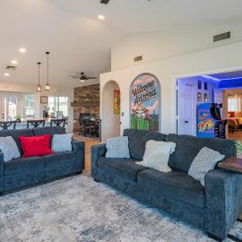 4BR - Arcades, Putting Green, Fire Pit, Themed Rooms, hotel in Glendale