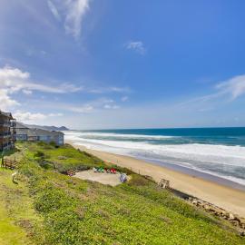 Comfortable Lincoln City Condo w/ Patio & Views!, hotel a Lincoln City