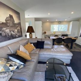 Southern Comfort Twizel Escape - Walk to Town, Fire, Sleeps 6, Wi-Fi