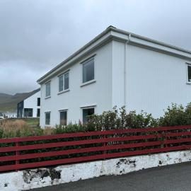 Lovely 5-Bedroom House with Cozy Interiors, hotel en Trongisvágur