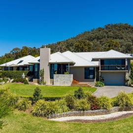 Red Lotus Guesthouse - A Grand Valley Views Escape, Hotel in Mudgee