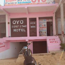 Super Star hotel, hotel em Derāpur