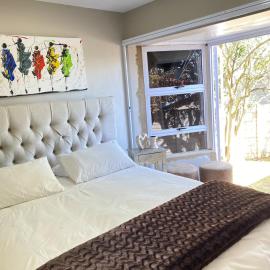 Cosy Room steps from the lake- short term stay, hotelli kohteessa Benoni