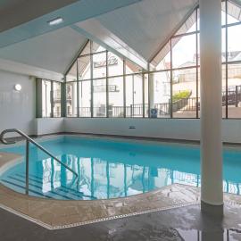 Tenby Sea View Apartment with Swimming Pool, хотел в Тенби