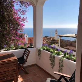 Charming idyllic sea view house, hotel v destinaci Almuñécar