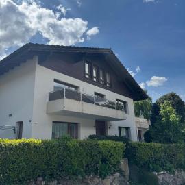 Large vacation home with mountain views, hotel i Quarten