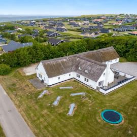 Large Pool House For 24 People, With Almost Everything In Activities, 300 Meters From The Fjord, hotel din Vinderup