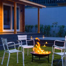 Esh Cottages 2BHK with Garden and Hilltop Jacuzzi, hotel en Palāhu