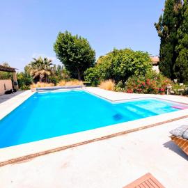 Le Gîte d'Entressen Piscine Jeux & Pétanque Istres Miramas, Hotel in Entressen