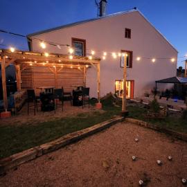 La Ferme à Gaston, gîte de groupe de 250m2, avec spa et terrain de pétanque، فندق في Thuillières