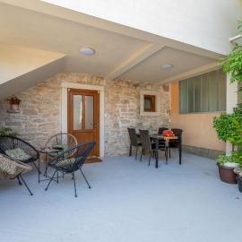 Two-Bedroom Apartment In Peroj, hotel a Peroj