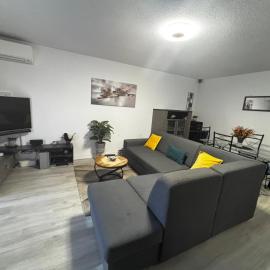 Appartement T2 Le galant vert avec clim et parking, hotel in Aucamville