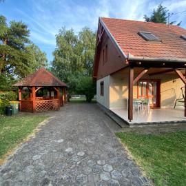 Kemencés vendégház, hotel in Balatonfenyves