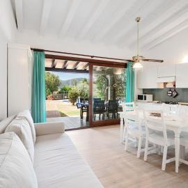 Villa immersa nella natura -Piscina condivisa-, Hotel in Nuragheddu
