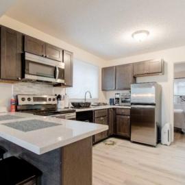 Chic with Recliner at Webster Hill Suite 1W Request Xtra Bed, hotel di New Britain