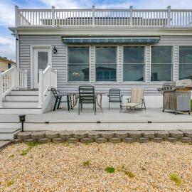 Waterfront Gem w/ Dock: 3 Mi to Fenwick Island Fun, Hotel in Selbyville