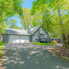 Poconos Pines Retreat getaway near top attractions, hotel sa Pocono Summit