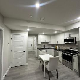 Beautiful 2 bedroom 2 bath in NW Calgary，Calgary的飯店