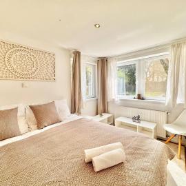 Juicy Private Apartments with Jacuzzi, hotel in Szentendre