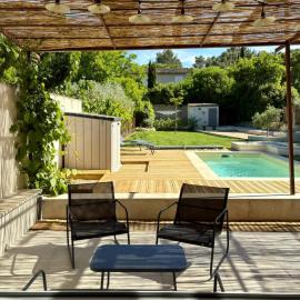 Gîte Lou Galoubet، فندق في Saint-Étienne-du-Grès