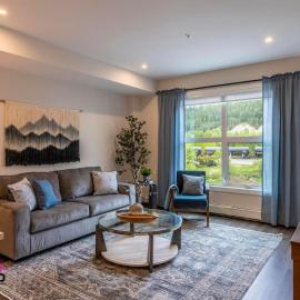 Rivers Edge, Mtn Views, AC, BBQ, King Bed