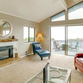 Beach Access & Hot Tub: Coastal Gem in Manchester, hotel in Manchester