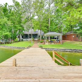 Waterfront Gem on Lake Martin w/ Kayaks & Dock!, hotel v destinácii Eclectic