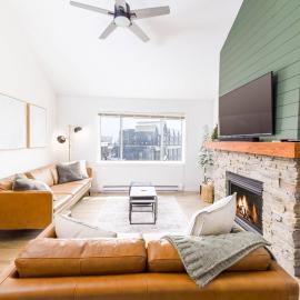 Wintergreen Retreat w/Hot Tub by Village, hotel in Kelowna