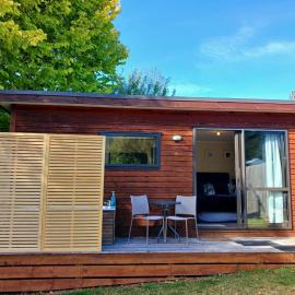 Lake Hawea Cabin with Mountain Views- OUTDOOR BATH!, hotel in Lake Hāwea