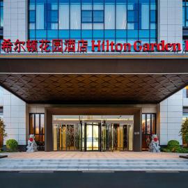 Hilton Garden Inn Xinyang East Railway Station, hotel v destinácii Xinyang