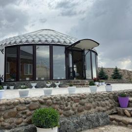 Tasmal Yurt Camp, hotel di Tong