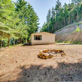 Cle Elum Cabin: Spacious Yard w/ ATV Trail Access!, hotel in Cle Elum