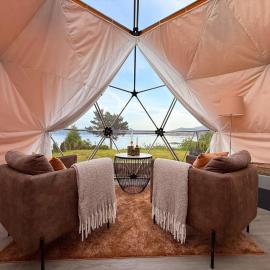 Idyllisk overnatting i dome ved sandstrand, Hotel in Langenes