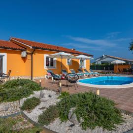 Villa Orange, a charming holiday home with a pool & fenced garden, viešbutis mieste Raša