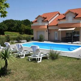 Family friendly house with a swimming pool Sinj, Zagora - 24347, готель у місті Синь