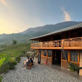 Traditional Hmong House Among Rice Fields, hotel i Lao Cai