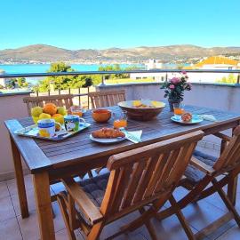 Spacious seaview apt, 250m to beach, 4km to Trogir - Apt Una, hotel v Okrugu Gornjem