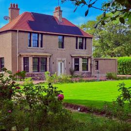 Red Roofs - 5BR Luxury - Large Gardens - EV Point - Near Edinburgh, ξενοδοχείο σε Newtongrange
