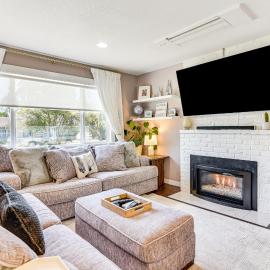 7 Mi to Vancouver Waterfront: Sleek Home w/ Yard!