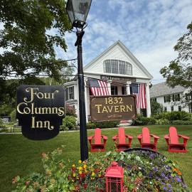 The Four Columns Inn & 1832 Tavern, готель у місті Newfane